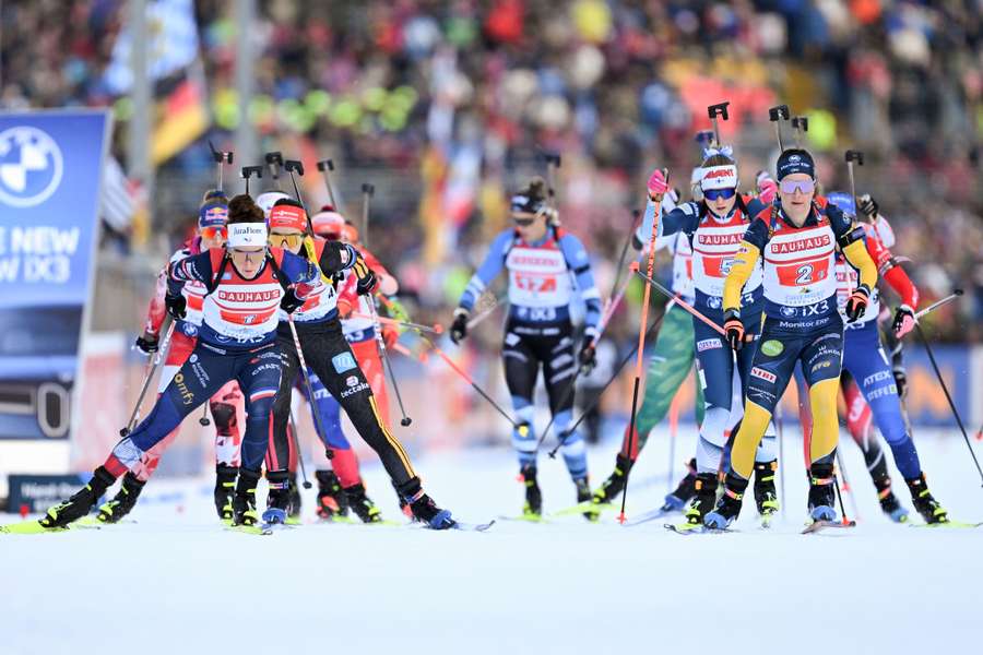 Pretekárky počas štafety v Ruhpoldingu.