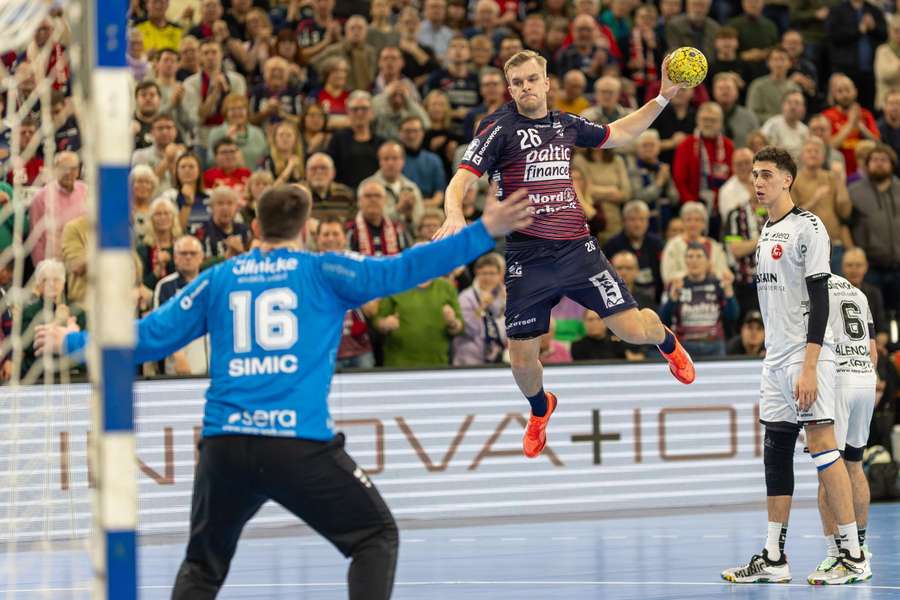 Johan Hansen in action against goalkeeper Nebojsa Simic from Melsungen