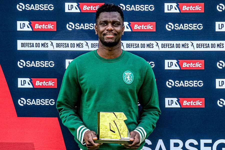 Ousmane Diomande, central do Sporting, com o prémio de defesa do mês