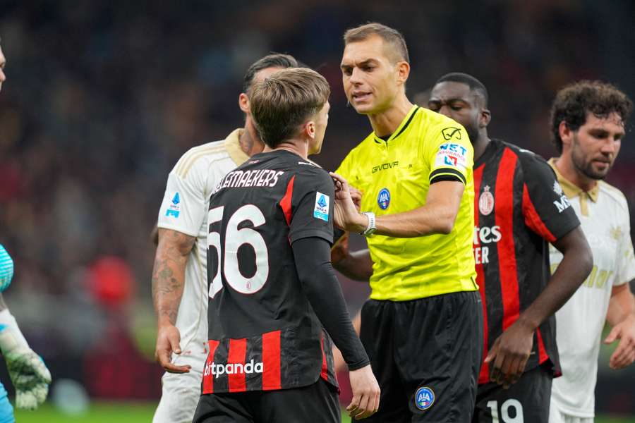 Luca Zufferli durante il polemico Milan-Pisa Luca Zufferli durante il polemico Milan-Pisa