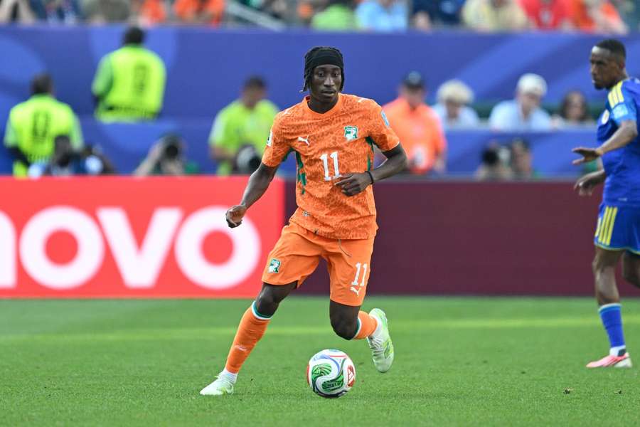 Yan Diomande de Côte d'Ivoire dribble le ballon face à Curaçao