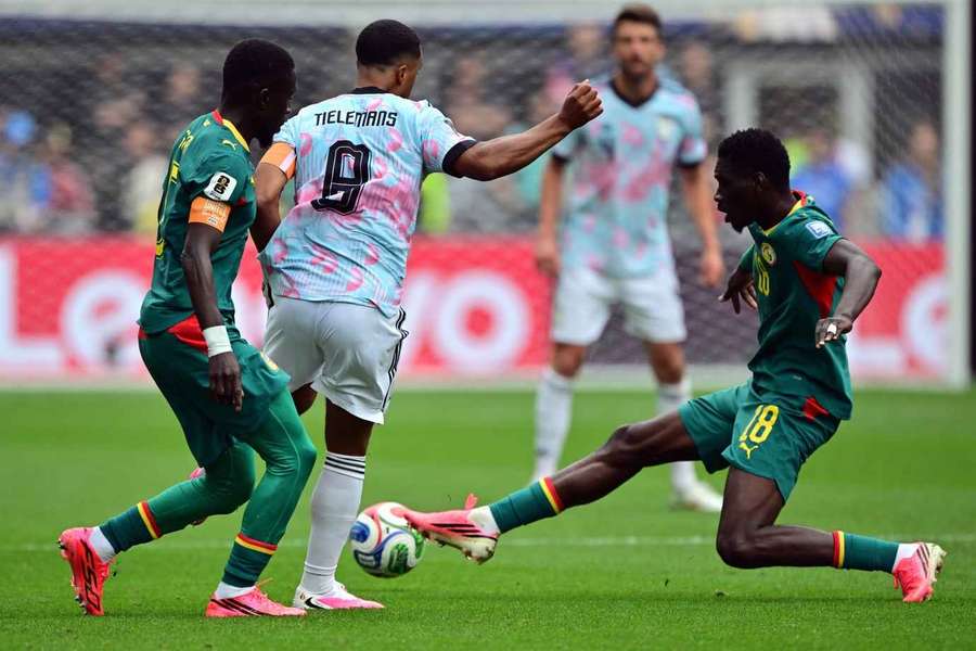 Duel între Sarr și Tielemans Duel între Sarr și Tielemans