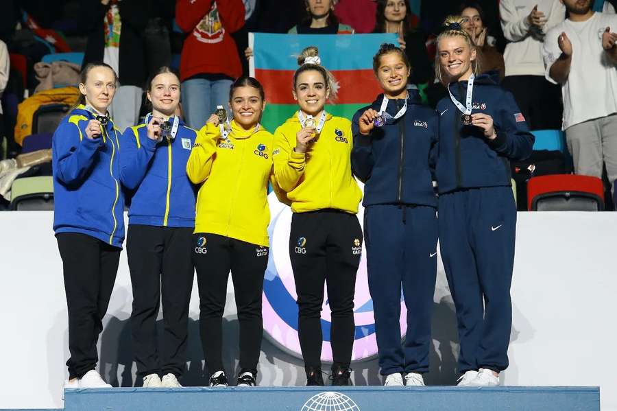 Camilla Gomes e Alice Hellen com a medalha de ouro da prova sincronizada