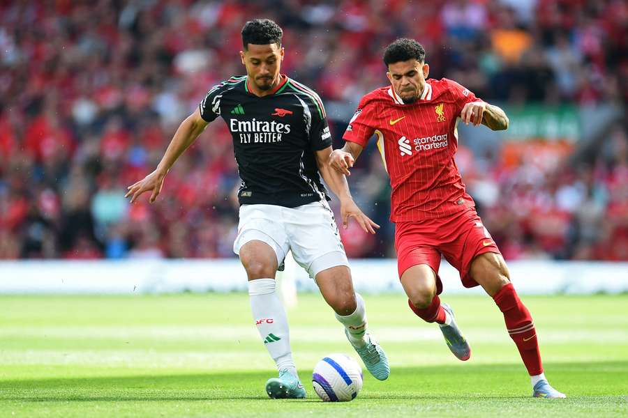 William Saliba au duel avec Luis Diaz, lors de Liverpool-Arsenal, le 11 mai 2025. 