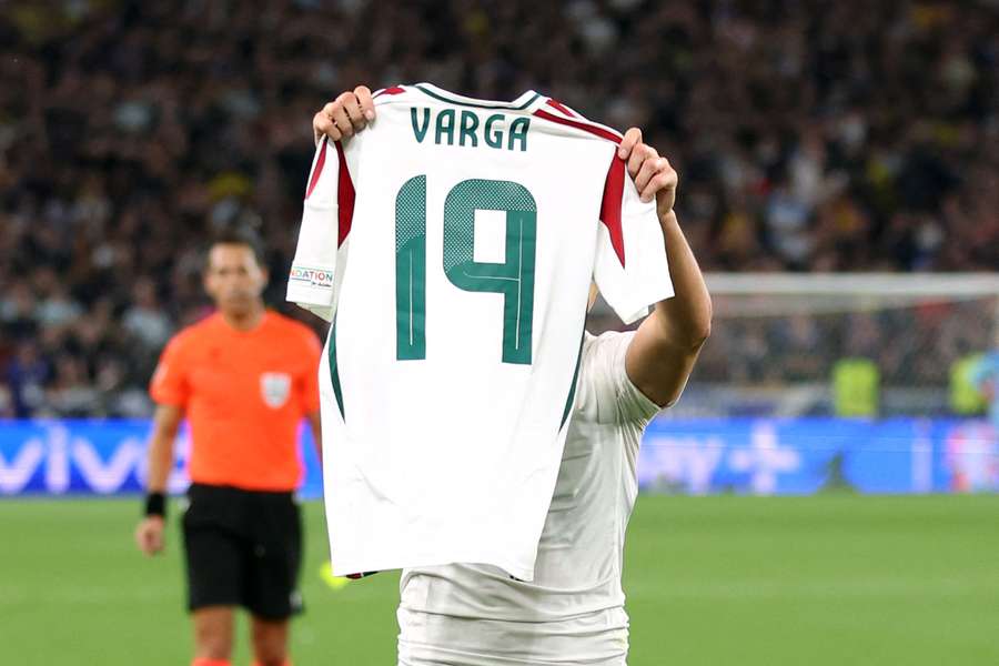 Varga foi homenageado por seus companheiros depois do jogo