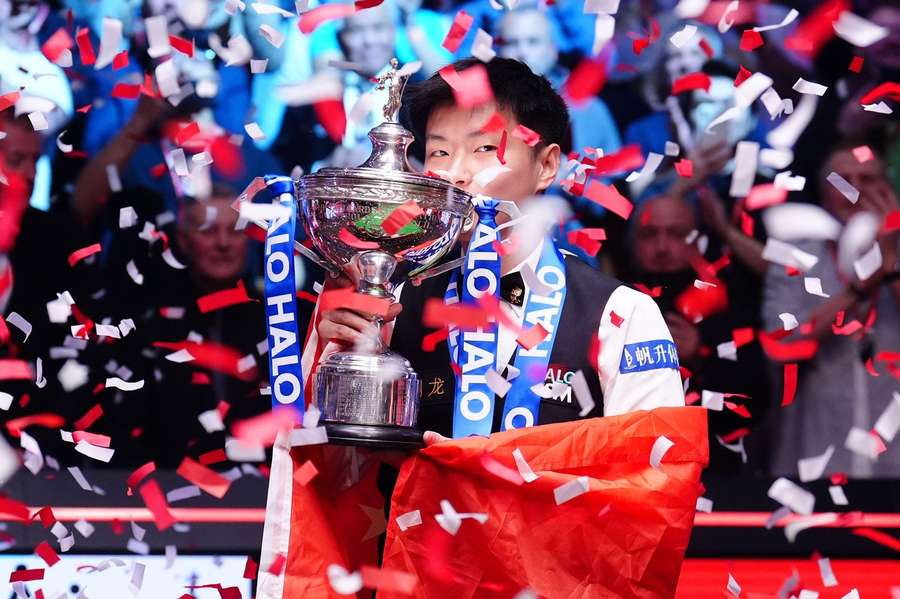 Zhao rettete im Finale der Snooker-WM 2025 seinen Vorsprung über die Zeit.