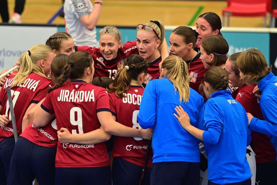 České florbalistky budou na mistrovství světa obhajovat bronzové medaile. České florbalistky budou na mistrovství světa obhajovat bronzové medaile.