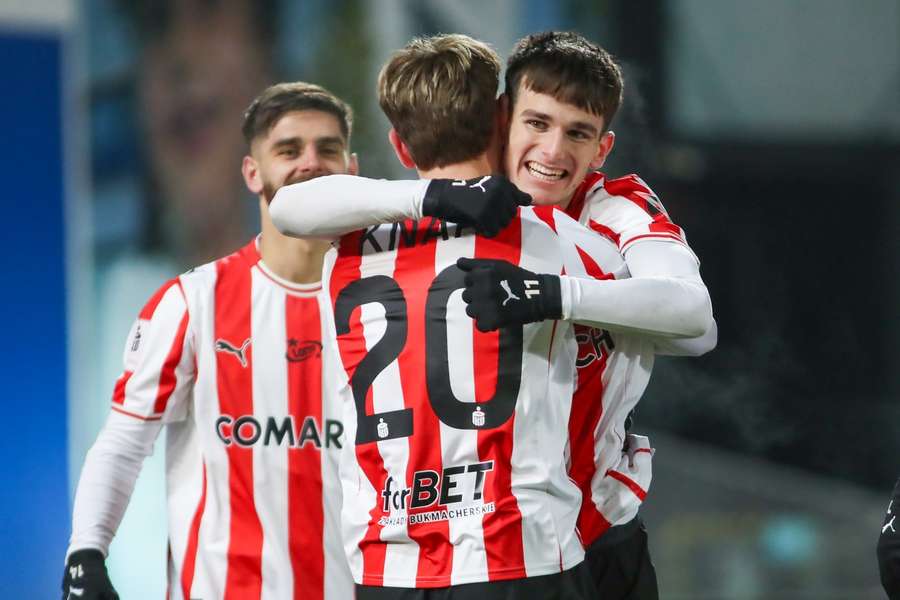 Hiszpan Pau Sans odbiera gratulacje za bramkę. Hiszpan Pau Sans odbiera gratulacje za bramkę.