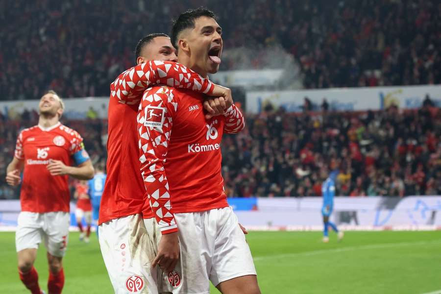 Nadiem Amiri (v.) feiert das zwischenzeitliche 2:0 für Mainz gegen Heidenheim.
