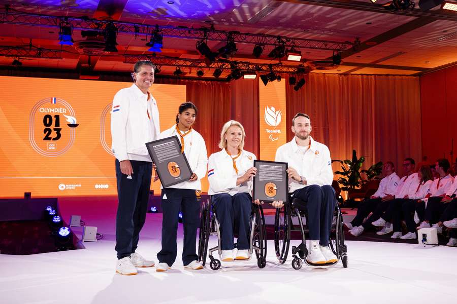 V.l.n.r.: chef de mission Pieter van den Hoogenband, India Sardjoe, chef de mission Esther Vergeer en Patrick de Boer