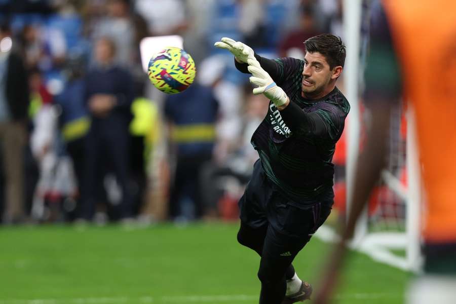 Courtois warmt zich op voor de wedstrijd tegen Celta