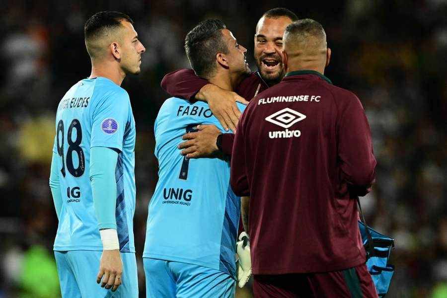 Shilton îl felicită pe portarul brazilian Fábio pentru doborârea recordului Shilton îl felicită pe portarul brazilian Fábio pentru doborârea recordului