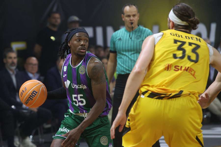 Kendrick Perry ante Grand Golden, en el Unicaja-AEK Atenas
