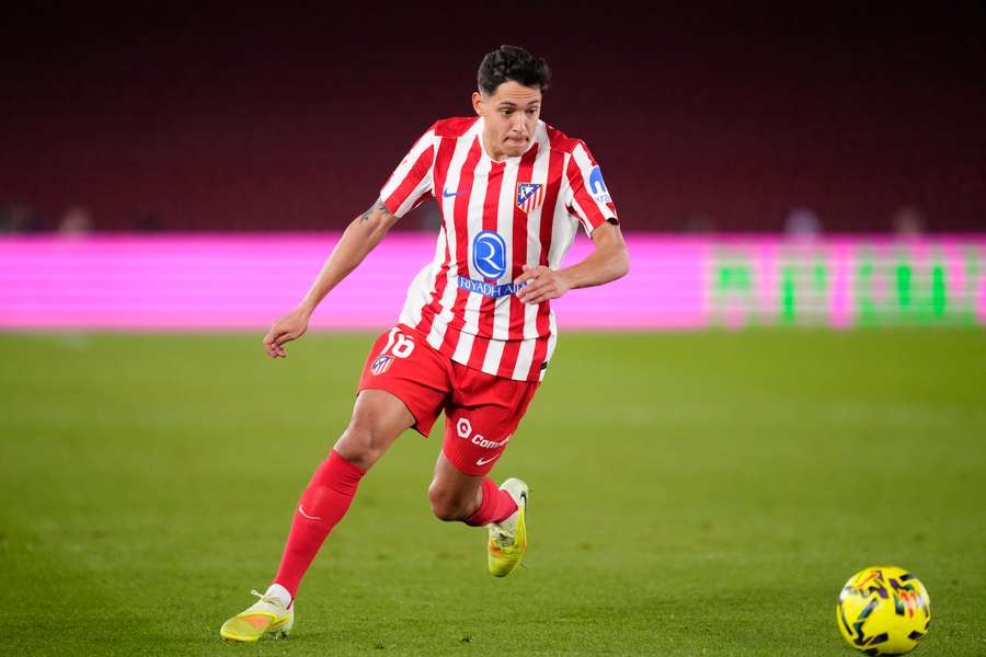 Nahuel Molina conduce el balón