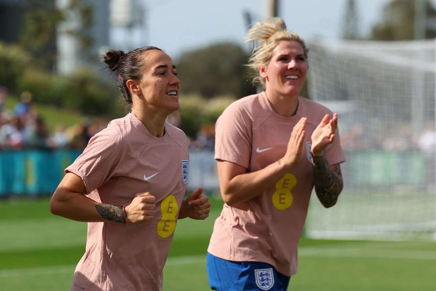 Lucy Bronze (li.) und Millie Bright (re.) bei einer lockeren Trainingseinheit