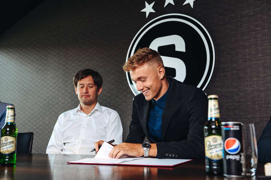 Sportovní ředitel Sparty Tomáš Rosický a Adam Karabec u podpisu nové smlouvy