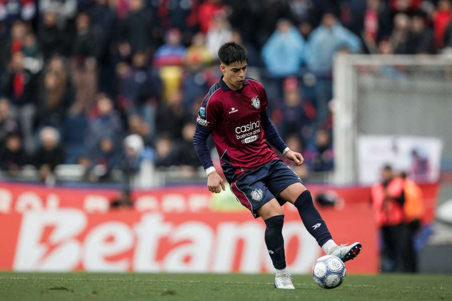 Gulli golpea el balón en un partido de San Lorenzo Gulli golpea el balón en un partido de San Lorenzo