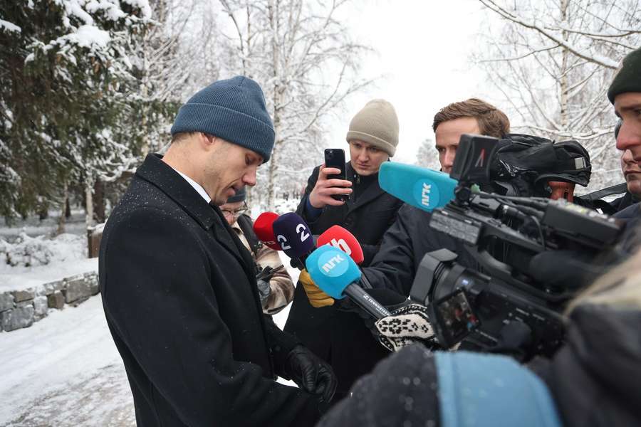 Bakkens Teamkollege Christiansen (l.) im Rahmen der Beerdigung Bakkens Teamkollege Christiansen (l.) im Rahmen der Beerdigung