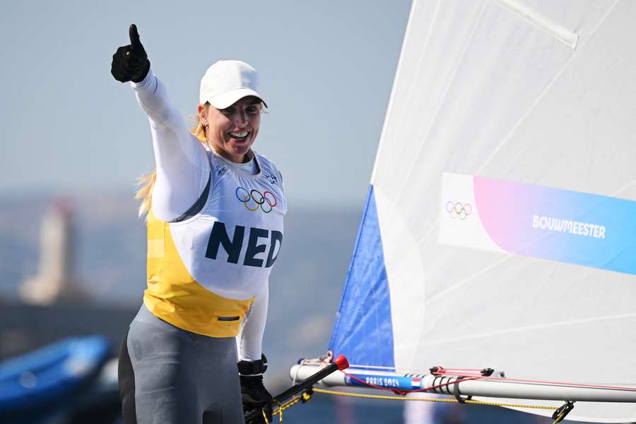 Bouwmeester pakt op indrukwekkende wijze goud op Spelen in de Ilca 6-klasse