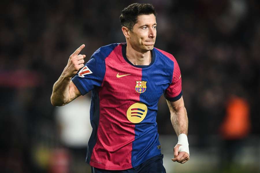 Lewandowski strelil jediný gól Barcelony pri výhre nad Rayom.