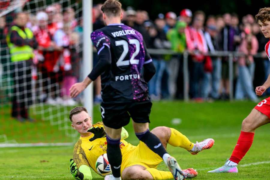 Brozanský gólman Daniel Páleník trápil Slavii na hřišti, stihl ale škádlit i její fanoušky.