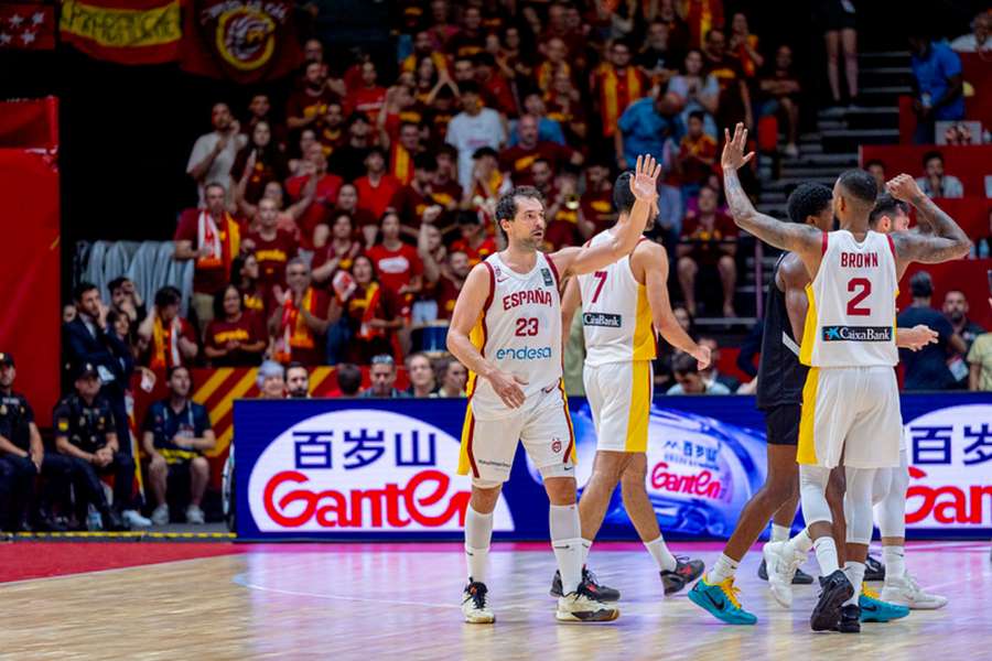 Sergio Llull y Lorenzo Brown se felicitan durante el España-Bahamas del pasado domingo