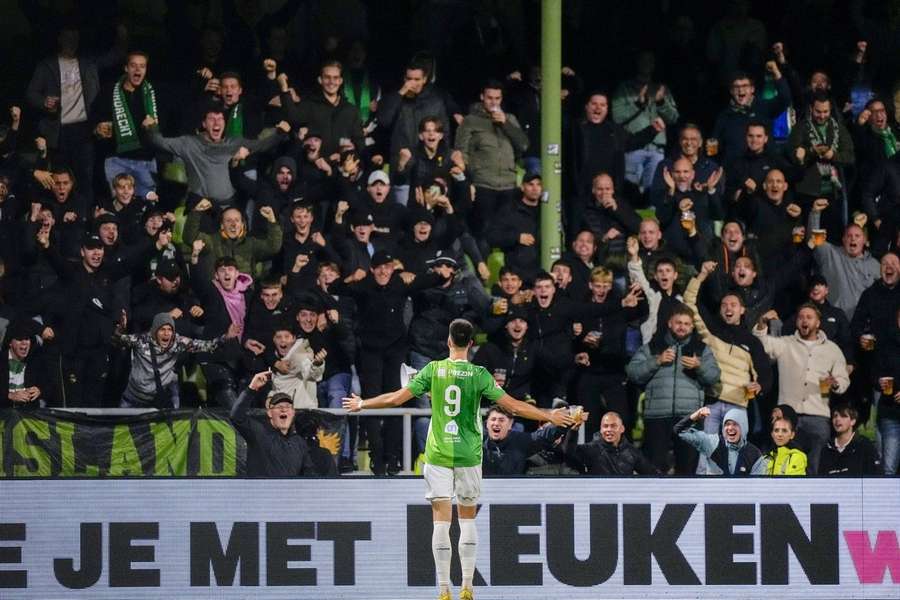 Kriwak viert zijn doelpunt tegen Jong Ajax met de Dordrecht-fans