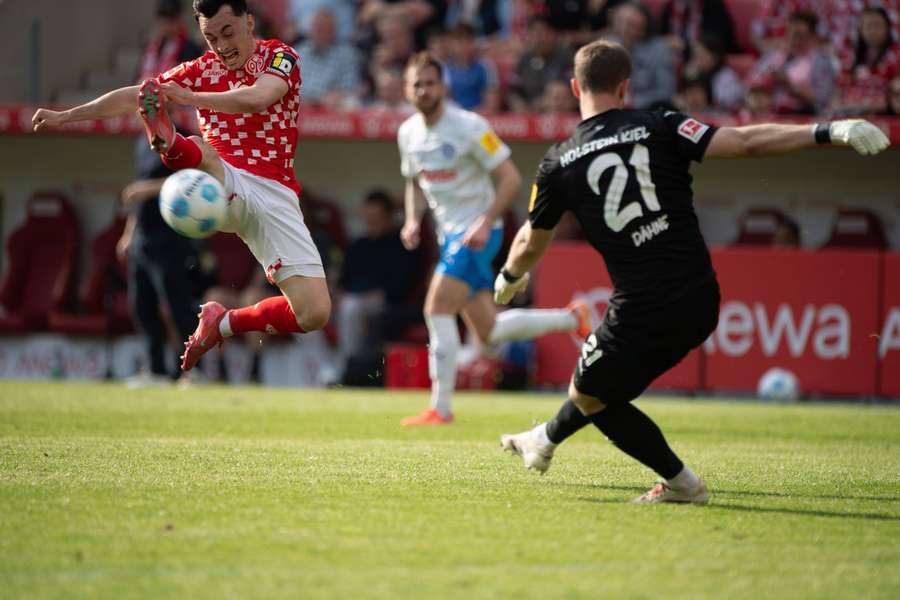 Paul Nebel (l.) versucht, einen Abstoß von Kiel-Keeper Dähne zu blocken