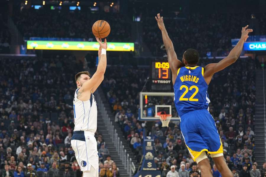Luka Dončič střílí v duelu proti Golden State. 