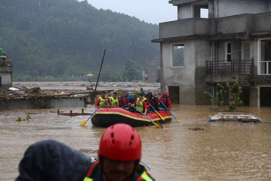 Reddingsdiensten zijn hard bezig in het getroffen gebied in Nepal