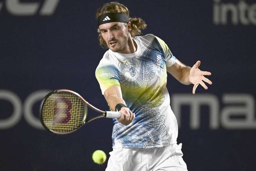 Stefanos Tsitsipas při premiéře v mexickém Los Cabos přehrál amerického veterána Johna Isnera.