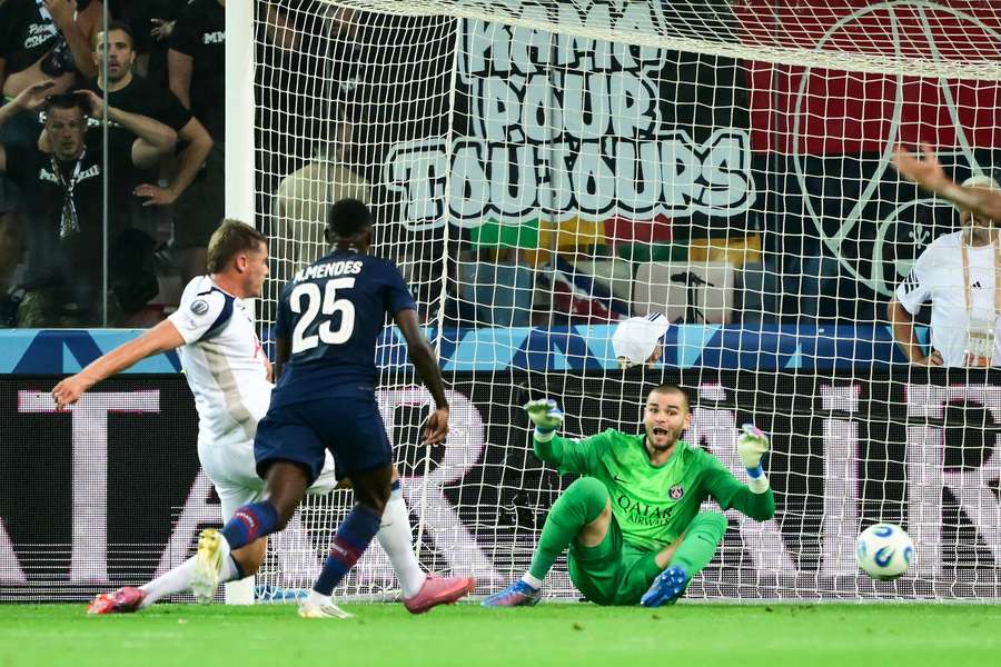 Chevalier falhou no segundo gol do Tottenham Chevalier falhou no segundo gol do Tottenham