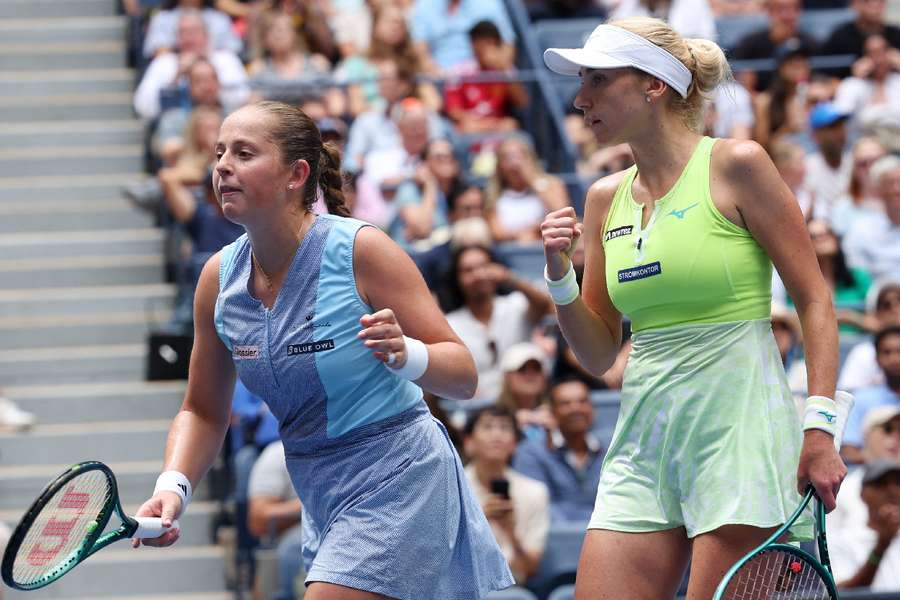 Jelena Ostapenko și ucraineanca Lyudmyla Kichenok sărbătoresc după ce au câștigat finala de dublu feminin