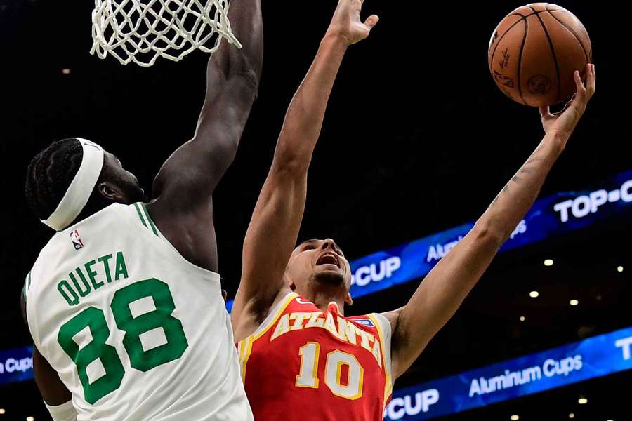 Neemias Queta tenta impedir o lançamento de Zaccharie Risacher Neemias Queta tenta impedir o lançamento de Zaccharie Risacher