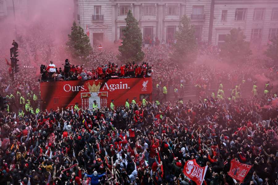 Cientos de miles de seguidores del Liverpool celebraron el título en las calles