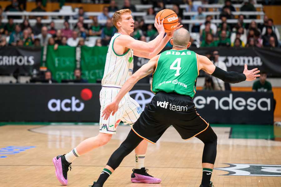 Alberto Díaz ante Pau Ribas en el Joventut-Unicaja