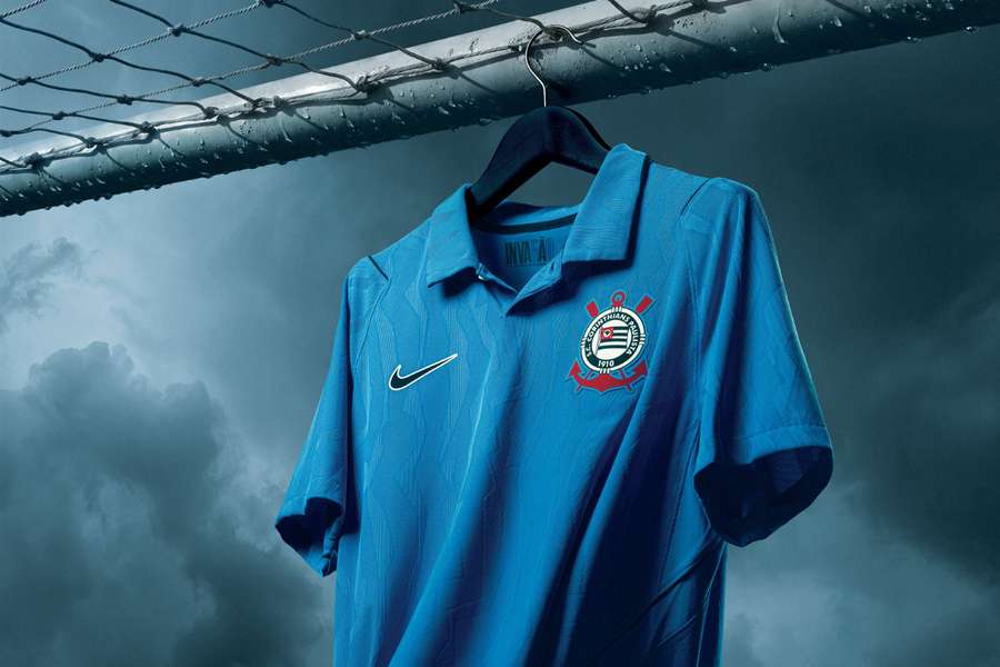 Nike lançou camisa azul com logo retrô Nike lançou camisa azul com logo retrô