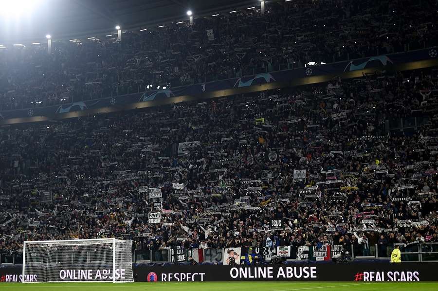 De Curva Sud van Juve voor de wedstrijd tegen Paris Saint-Germain in november 2022