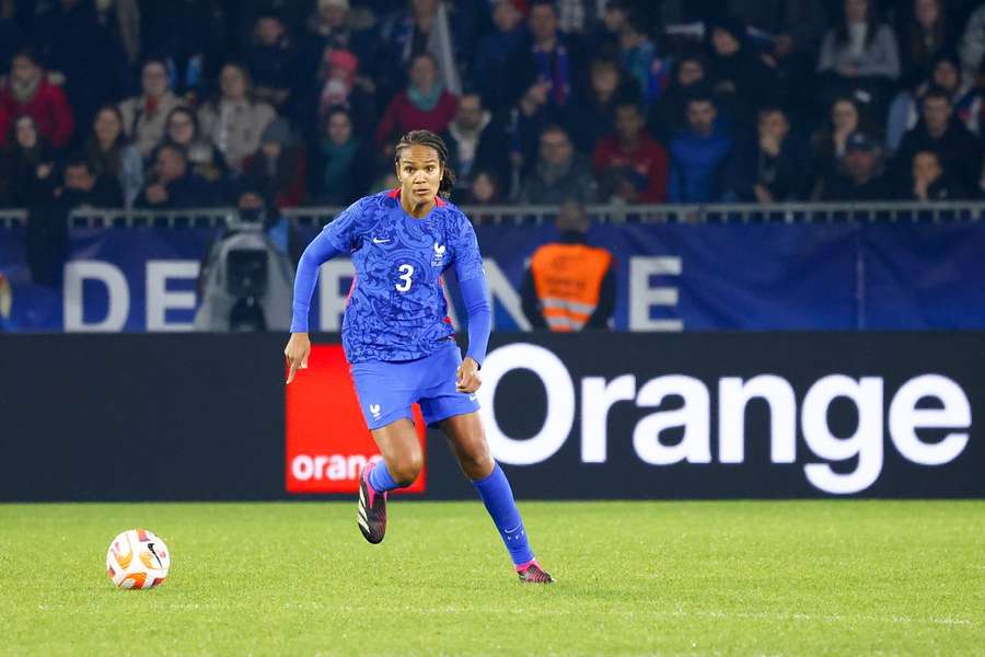 Wendie Renard har igangsat en mindre kædereaktion på det franske kvindelandshold, hvor i alt tre spillere fredag sagde stop. 