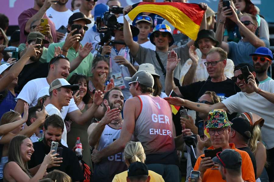 Nils Ehlers und Clemens Wickler lassen sich von den deutschen Fans feiern.