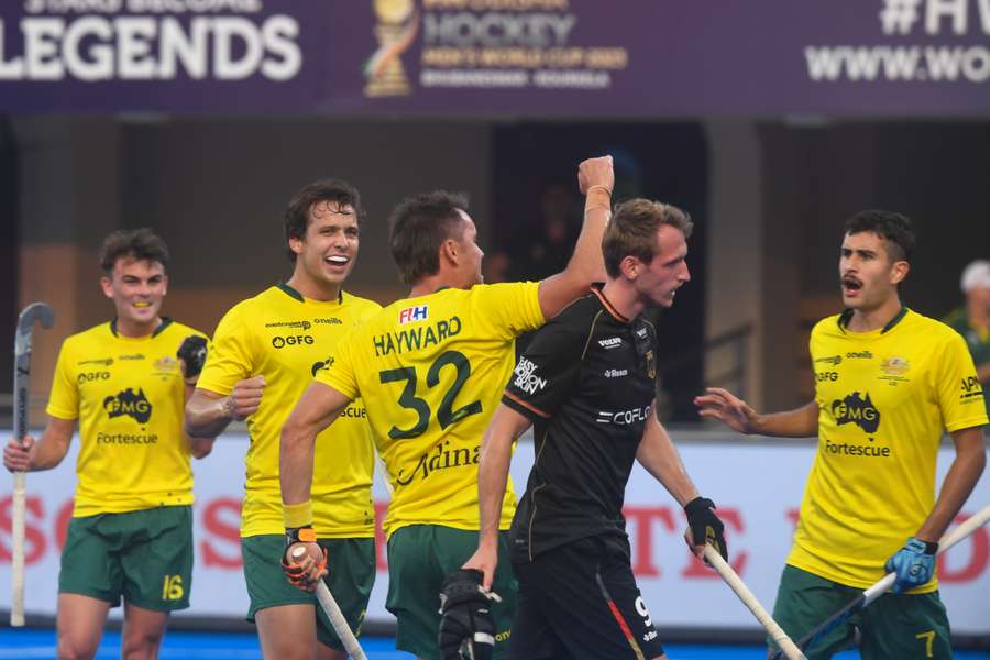 Jeremy Hayward erzielt seinen zweiten Treffer zum 3:2 für Australien.