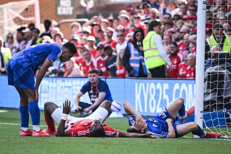 Awoniyi, del Nottingham Forest, en coma inducido tras su operación de abdomen