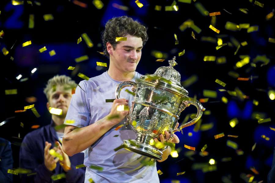 João Fonseca com o título do ATP 500 da Basileia