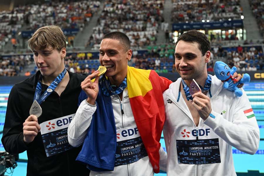 De la stânga: Egor Kornev, David Popovici și Kristof Milak, medaliații probei de 100 m liber De la stânga: Egor Kornev, David Popovici și Kristof Milak, medaliații probei de 100 m liber