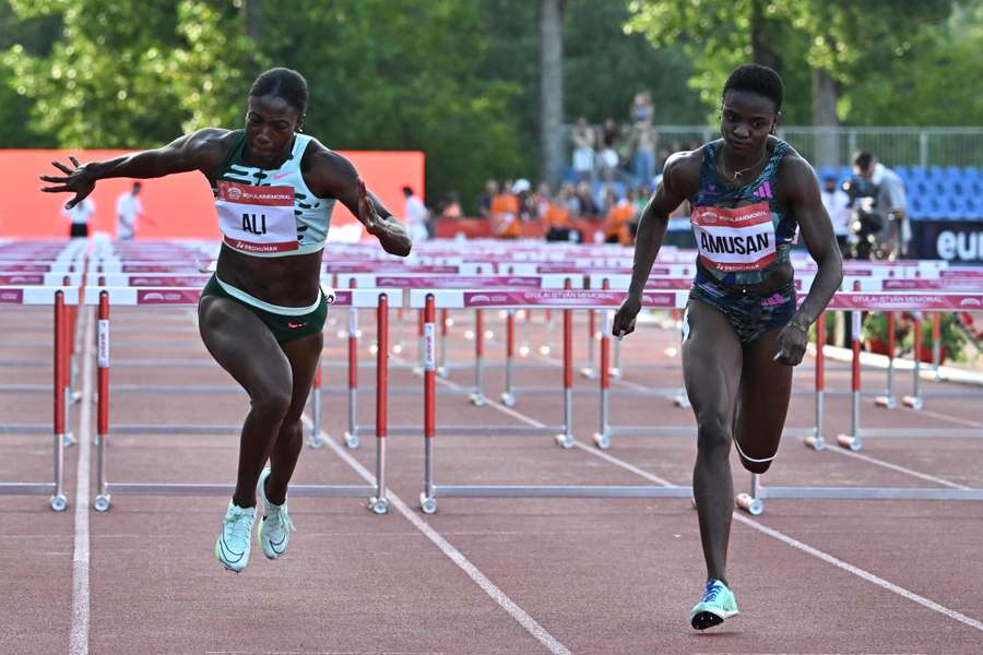 La atleta nigeriana Tobi Amusan, a la derecha de la imagen, suspendida por dopaje