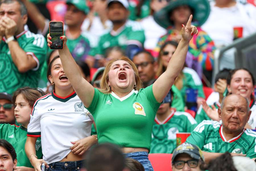 Mexicanos protagonizaram bonita festa no Azteca Mexicanos protagonizaram bonita festa no Azteca