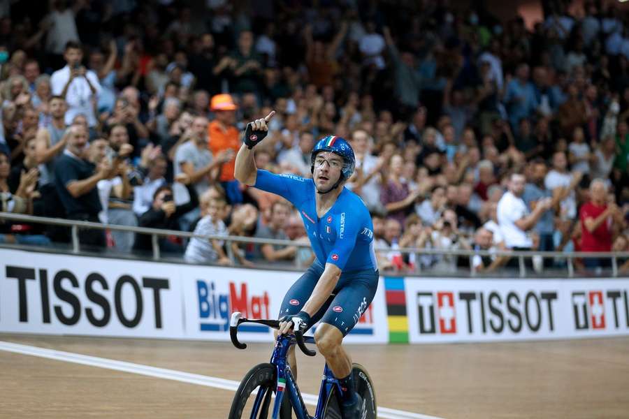 Elia Viviani celebra il titolo mondiale conquistato su pista lo scorso mese di ottobre in Francia