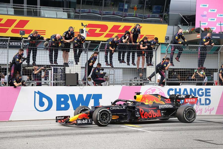 Solche Bilder soll es aus Sicherheitsgründen in Zukunft nicht mehr geben: Die Mechaniker jubeln dem Sieger zu, wie hier die Crew von Red Bull.