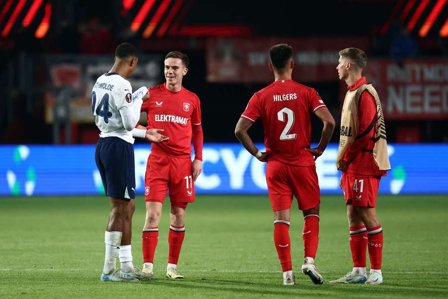 Jayden Oosterwolde praat na afloop met Twente-spelers