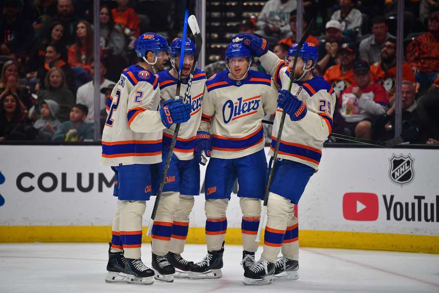 7 października 2026 r.; Anaheim, Kalifornia, USA; Zawodnicy Edmonton Oilers świętują bramkę strzeloną przez obrońcę Evana Boucharda (2). 7 października 2026 r.; Anaheim, Kalifornia, USA; Zawodnicy Edmonton Oilers świętują bramkę strzeloną przez obrońcę Evana Boucharda (2).